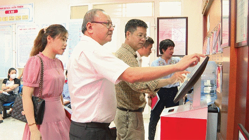 Triển khai chính quyền điện tử tại huyện Phú Xuyên, thành phố Hà Nội. (Ảnh CÔNG TÂM) 