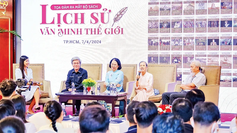 Tọa đàm giới thiệu bộ sách "Lịch sử Văn minh Thế giới" do Viện Giáo dục IRED vừa tổ chức tại Thành phố Hồ Chí Minh. (Ảnh THÙY DƯƠNG) 