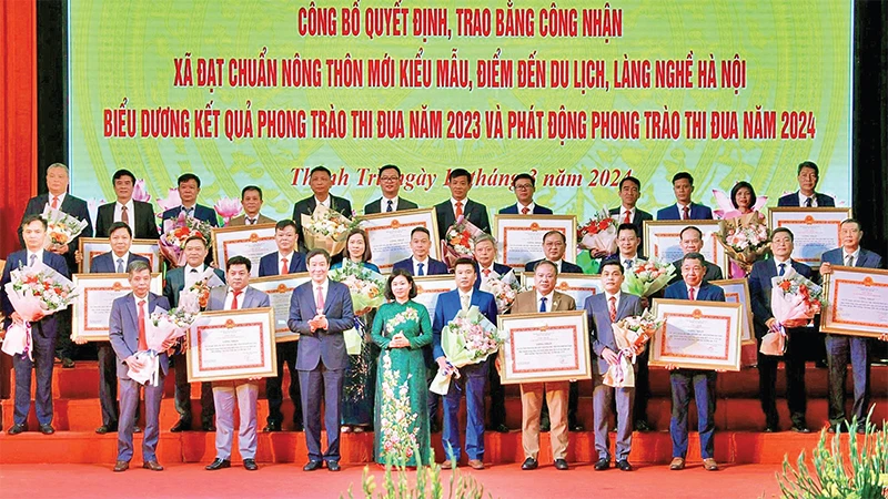 Phó Bí thư Thường trực Thành ủy Nguyễn Thị Tuyến trao Bằng công nhận xã đạt chuẩn nông thôn mới kiểu mẫu tặng 15 xã của huyện Thanh Trì. 