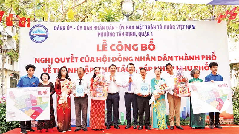 Lãnh đạo Thành phố Hồ Chí Minh trao quyết định, bản đồ của 14 khu phố mới được thành lập tại phường Tân Ðịnh, Quận 1. (Ảnh THẾ ANH) 