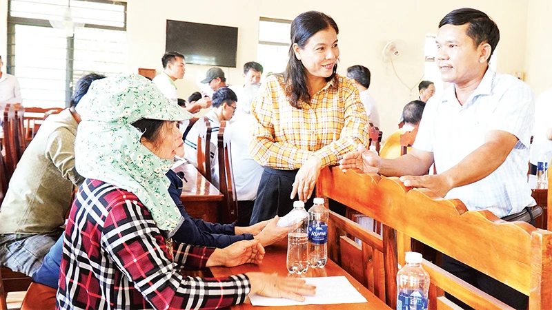 Lãnh đạo huyện Phú Riềng thường xuyên về cơ sở để nắm bắt tâm tư, nguyện vọng của nhân dân. 