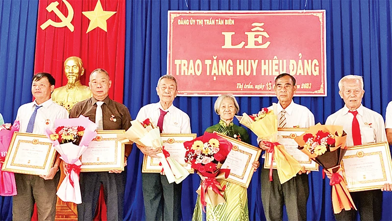 Lễ trao Huy hiệu Ðảng cho các đảng viên cao tuổi đảng năm 2023 của Huyện ủy Tân Biên. 