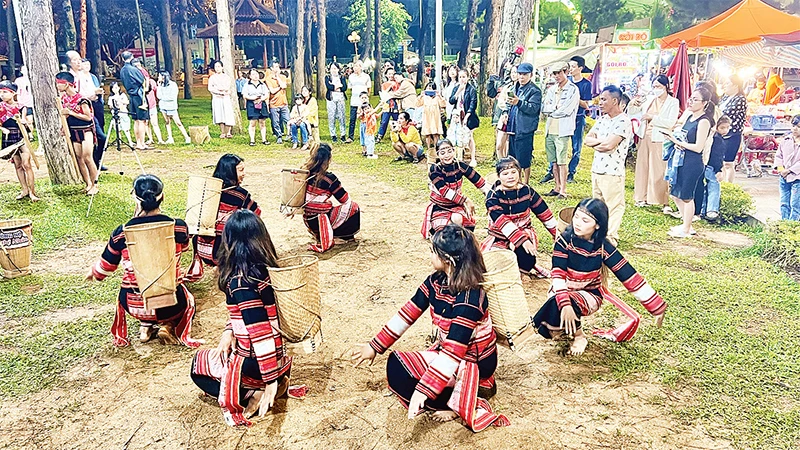 Các cô gái Ba Na, tỉnh Gia Lai duyên dáng trong từng điệu nhảy, câu hát. (Ảnh Kiến Quốc) 
