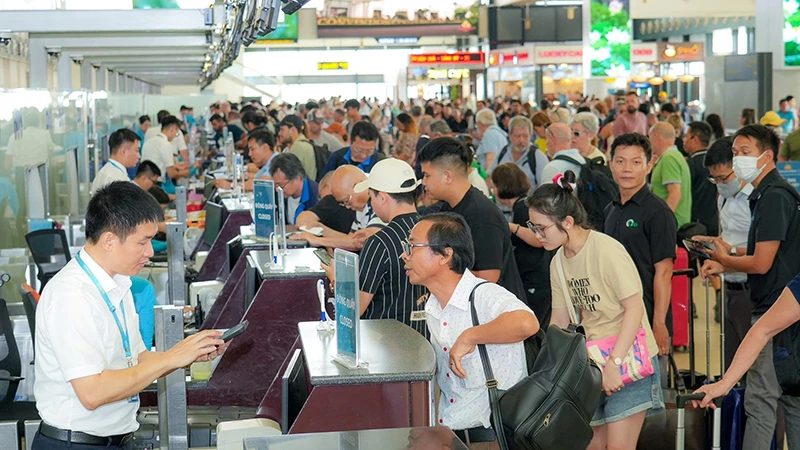 Hành khách làm thủ tục hàng không tại Cảng Hàng không quốc tế Nội Bài. 