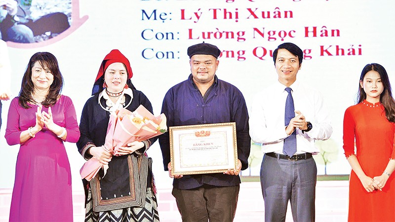 Gia đình anh Lường Quang Ðại nhận bằng khen vinh danh Gia đình trẻ tiêu biểu toàn quốc. 