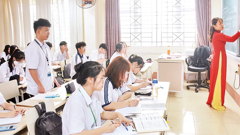 Trường trung học phổ thông Lương Thế Vinh, tỉnh Ðiện Biên ôn luyện cho học sinh lớp 12. 