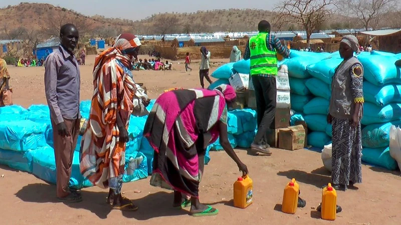 Xung đột ở Sudan khiến nhiều người phải chạy trốn sang các trại tị nạn ở Chad. (Ảnh AP) 