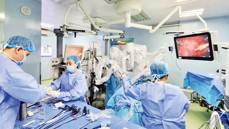 Chuẩn bị các cánh tay robot cho ca phẫu thuật bằng robot ở Bệnh viện Bình Dân, Thành phố Hồ Chí Minh. 