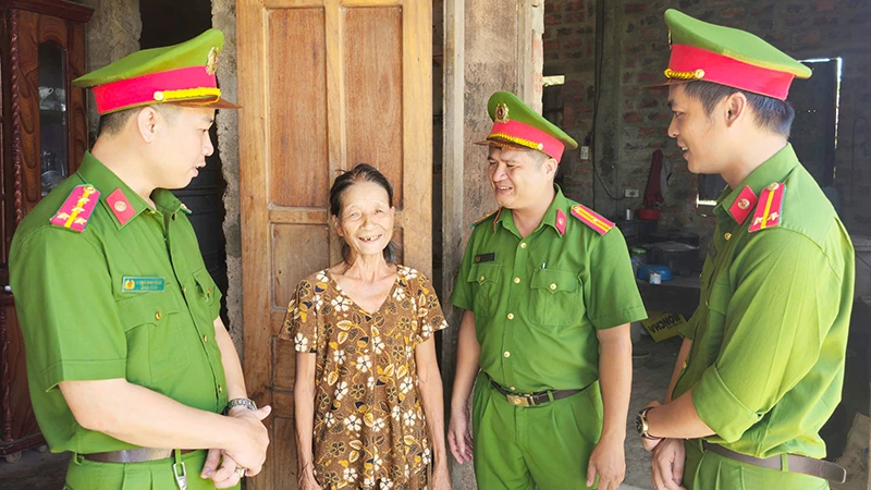 Công an chính quy xã Triệu Giang, huyện Triệu Phong, tỉnh Quảng Trị làm việc tại nhà dân. 