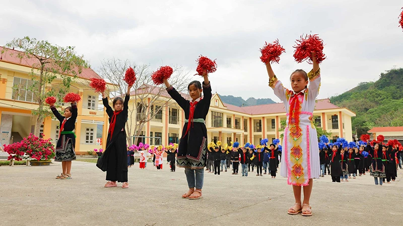 Giờ sinh hoạt ngoài trời của học sinh Trường phổ thông dân tộc nội trú THCS và THPT huyện Hàm Yên, tỉnh Tuyên Quang. (Ảnh Thanh Tùng) 