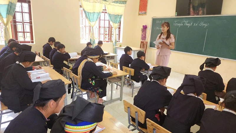 Giờ học giáo dục địa phương của học sinh Trường phổ thông dân tộc bán trú THCS Thiện Hòa, huyện Bình Gia, tỉnh Lạng Sơn. (Ảnh Long Thành) 