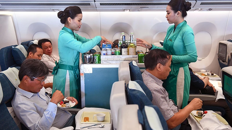 Vietnam Airlines thực hiện thành công chuyến bay đầu tiên sử dụng nhiên liệu hàng không bền vững từ Singapore đến Hà Nội. (Ảnh KỲ DUYÊN) 