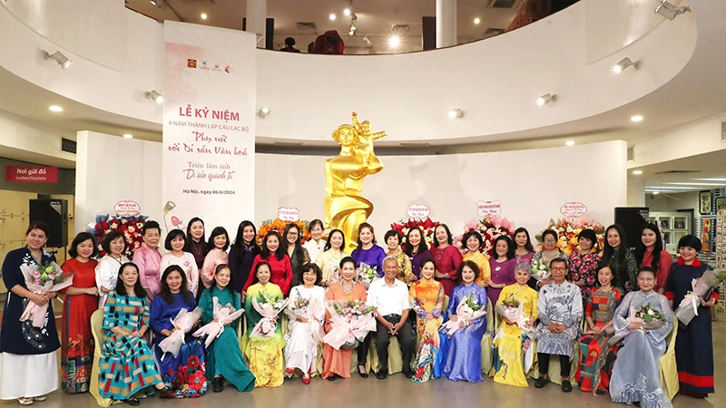 Các đại biểu tại Lễ kỷ niệm 4 năm thành lập Câu lạc bộ Phụ nữ với di sản văn hóa. 