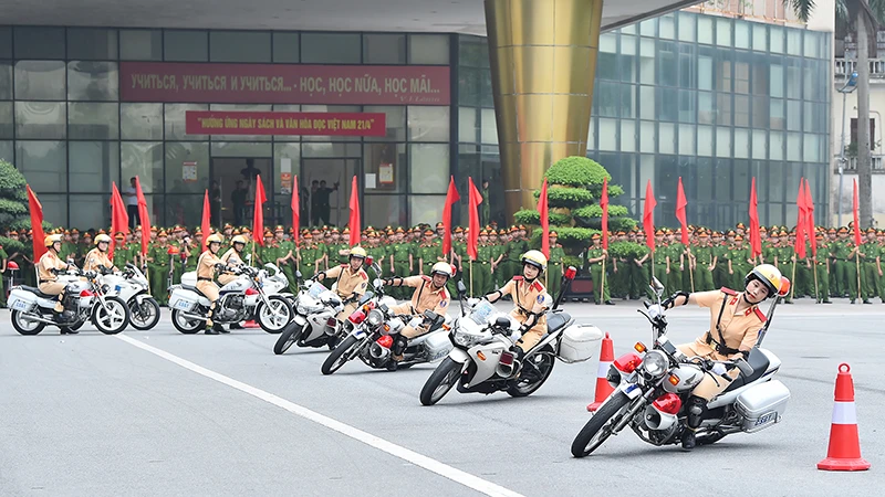 Sinh viên Học viện Cảnh sát nhân dân trình diễn điều khiển xe mô-tô tuần tra phân khối lớn. (Ảnh MỸ HÀ) 