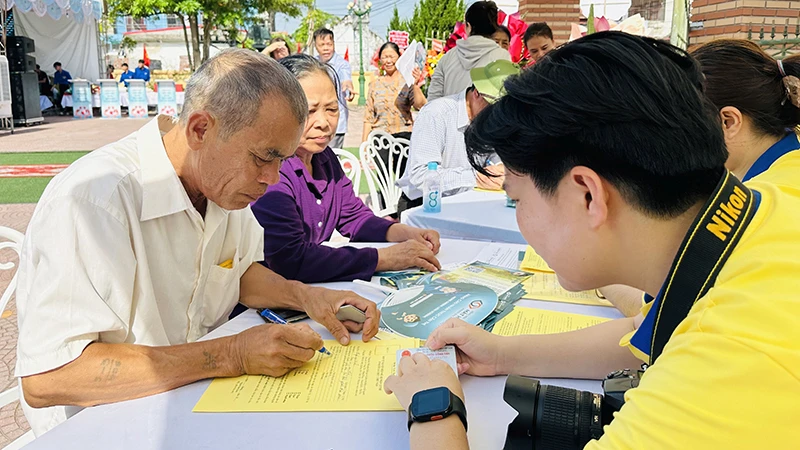 Người dân xã Hải Phúc, huyện Hải Hậu (Nam Ðịnh) đăng ký hiến, tặng mô, tạng, giác mạc sau khi chết/chết não. 