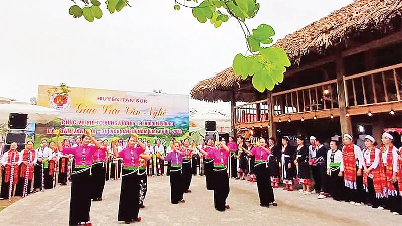 Ðiệu ví, câu rang luôn được các nghệ nhân huyện Tân Sơn biểu diễn hằng năm tại Lễ hội Ðền Hùng. 