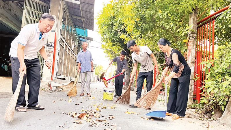 Người dân phường Trường Thọ (thành phố Thủ Ðức) tham gia dọn dẹp vệ sinh khu dân cư. 