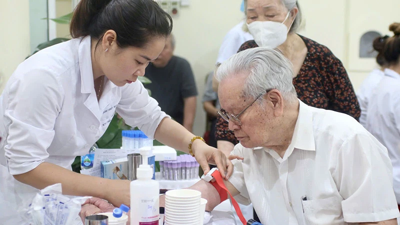 Bệnh viện đa khoa Ðống Ða, thành phố Hà Nội tổ chức khám, tư vấn chăm sóc sức khỏe cho người cao tuổi. (Ảnh: LÊ TẤN) 
