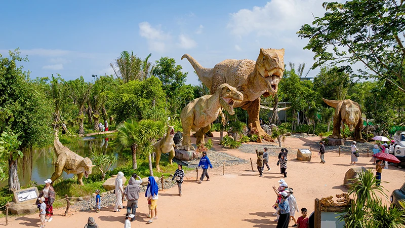 Du khách tham quan Công viên lãnh địa khủng long Dino Park tại NovaWorld Phan Thiết. 