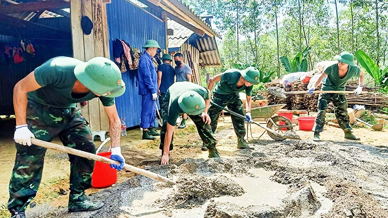 Bộ đội Quân khu 1 giúp các hộ dân ở bản Tèn, xã Văn Lăng, huyện Ðồng Hỷ, tỉnh Thái Nguyên sửa chữa nhà ở. 