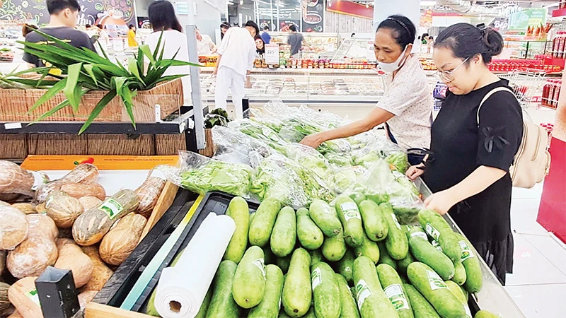 Người dân mua hàng tại siêu thị Winmart Royal City. 