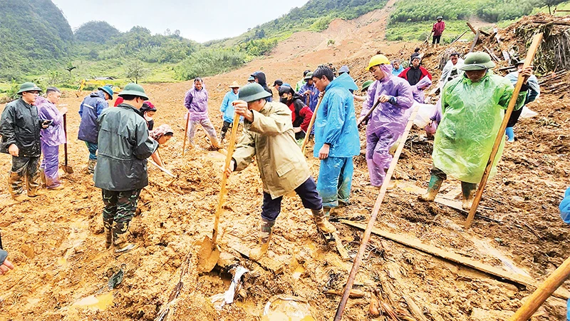 Các lực lượng tỉnh Cao Bằng tìm kiếm nạn nhân mất tích do sạt lở đất ở xóm Lũng Lỳ, xã Ca Thành, huyện Nguyên Bình. 