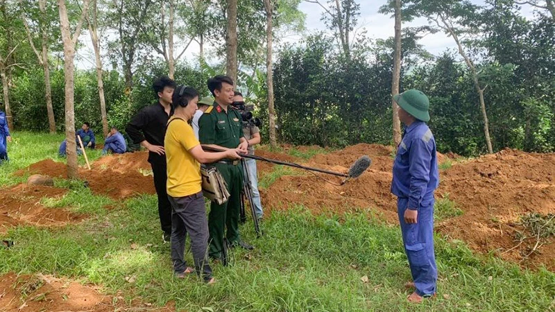 Hậu trường phim tài liệu "Linh ảnh" của Ðiện ảnh Quân đội nhân dân. (Ảnh ÐP) 