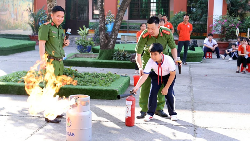 Tập huấn phòng cháy, chữa cháy tại Trường tiểu học Tân Ðịnh, thành phố Bến Cát, tỉnh Bình Dương. (Ảnh Phương Dung) 