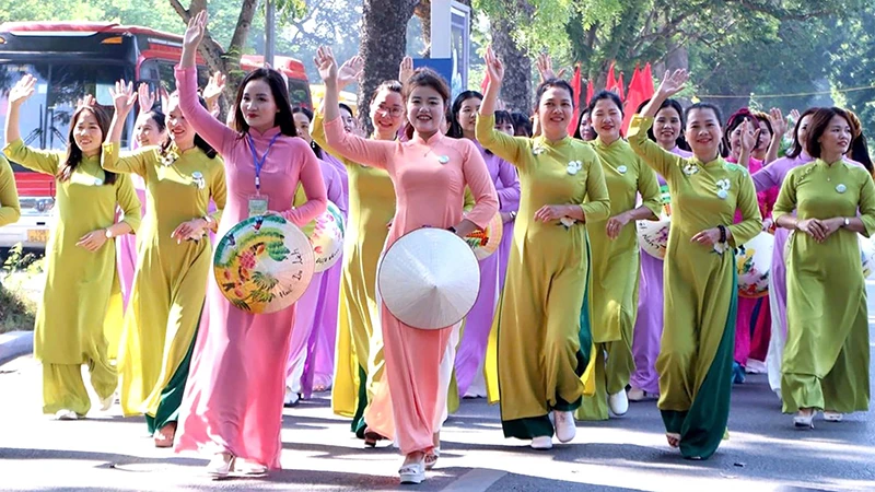 Chương trình Carnaval áo dài với chủ đề "Duyên dáng Áo dài Hà Nội". (Ảnh QUỲNH HOA) 