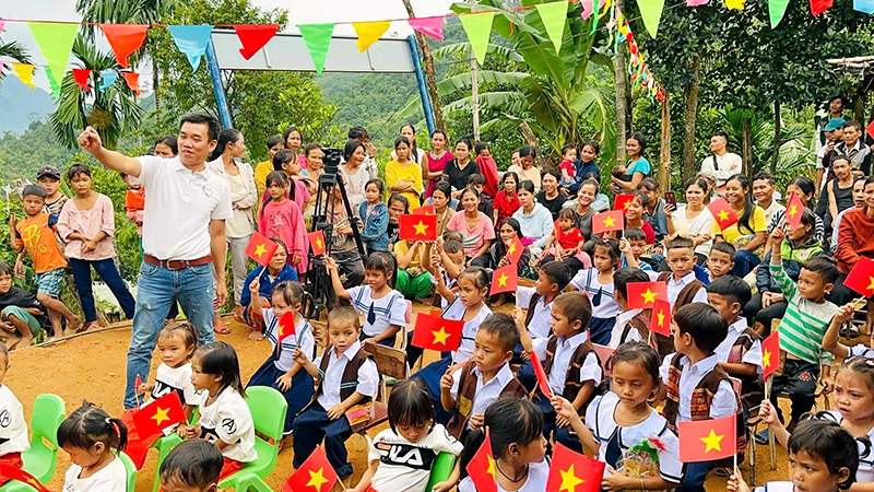 Anh Nguyễn Bình Nam cùng cô trò điểm trường mầm non Tak Lẽ, xã Trà Leng, huyện Nam Trà My, tỉnh Quảng Nam. (Ảnh NAM BÌNH) 