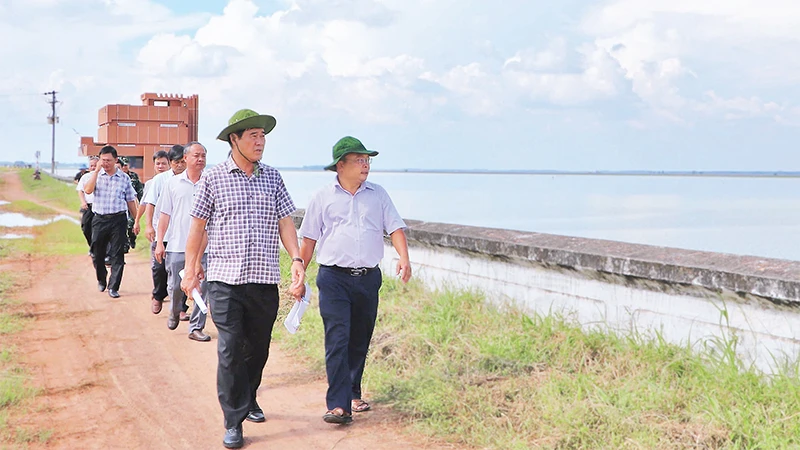 Lãnh đạo tỉnh Tây Ninh kiểm tra công tác quản lý, khai thác, vận hành công trình thủy lợi Dầu Tiếng-Phước Hòa. 