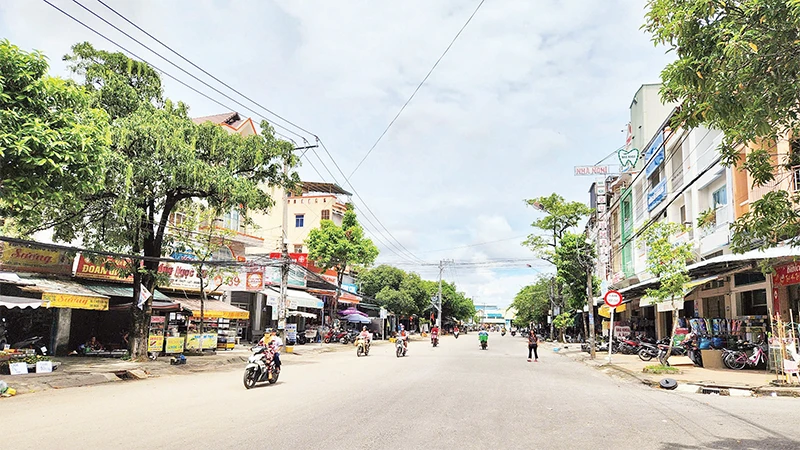 Ðường Ðiện Biên Phủ vào chợ nông sản Rạch Giá là "điểm nóng" về buôn bán lấn chiếm lòng đường, nay được thông thoáng. 