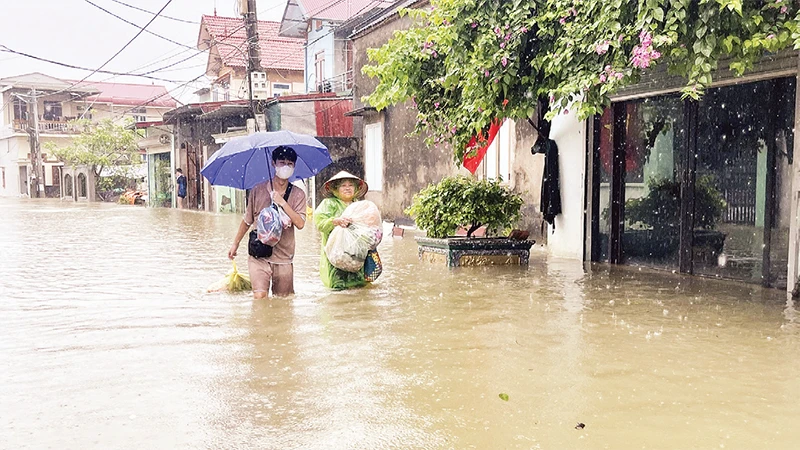 Nhiều khu vực huyện Quốc Oai bị ngập lụt kéo dài. 