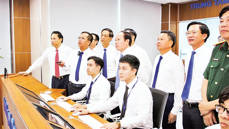 Lãnh đạo thành phố Hải Phòng và quận Ngô Quyền khảo sát hoạt động của Trung tâm điều hành thông minh quận Ngô Quyền. (Nguồn: Văn phòng UBND quận Ngô Quyền) 