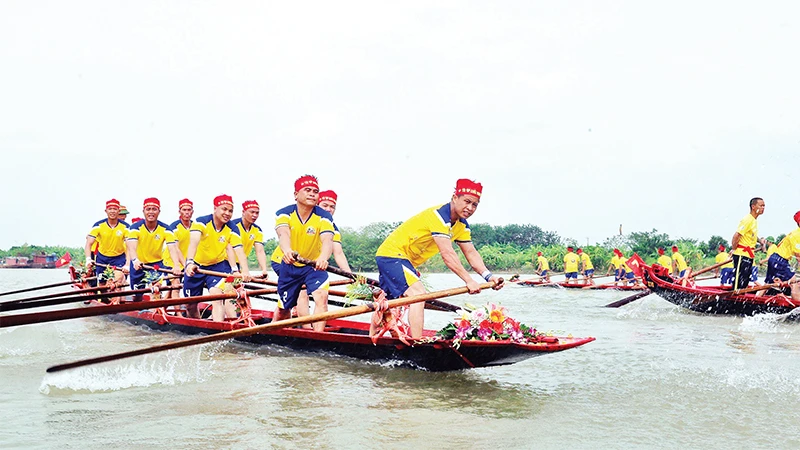 Hội bơi chải (Lễ hội chùa Keo Hành Thiện năm 2024) diễn ra trên sông Ninh Cơ, tỉnh Nam Ðịnh. (Ảnh Việt Thắng) 