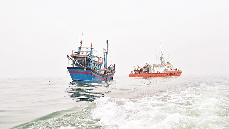 Tàu Hải đội 2, Bộ đội Biên phòng Nghệ An cứu nạn ngư dân và tàu cá gặp nạn trên biển. 