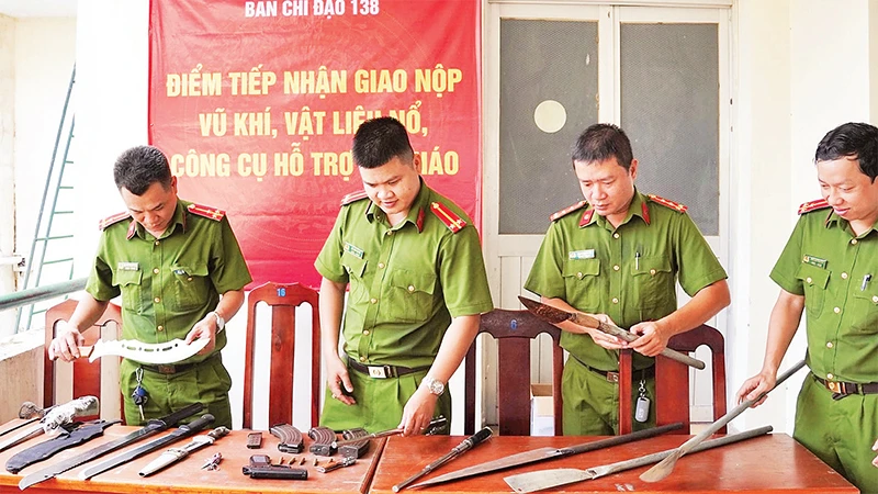 Lực lượng chức năng quận Gò Vấp (Thành phố Hồ Chí Minh) vận động, tiếp nhận nhiều vũ khí, công cụ hỗ trợ do người dân tự nguyện giao nộp. (Ảnh KIM SÁNG) 