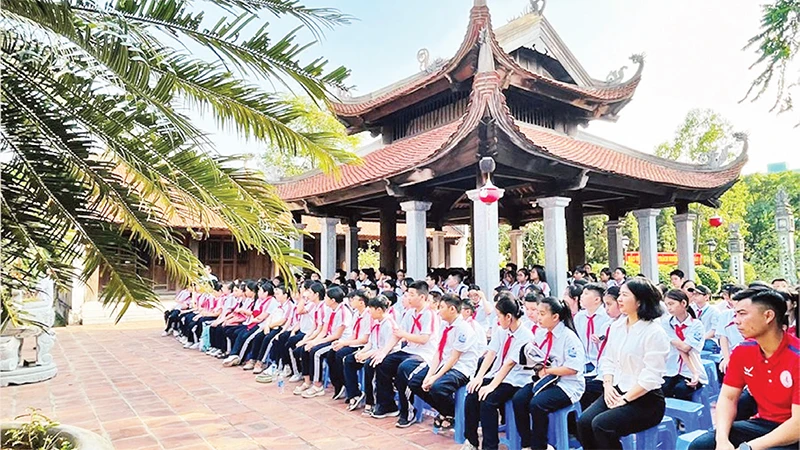 Học sinh Trường trung học cơ sở Long Biên tham quan, tìm hiểu các di tích trên địa bàn quận Long Biên. 