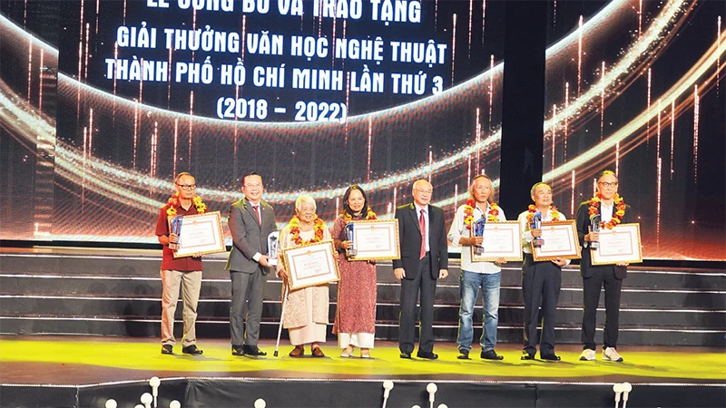 Trao giải thưởng Văn học nghệ thuật Thành phố Hồ Chí Minh lần thứ 3 cho các tác giả đoạt giải ở lĩnh vực văn học. 