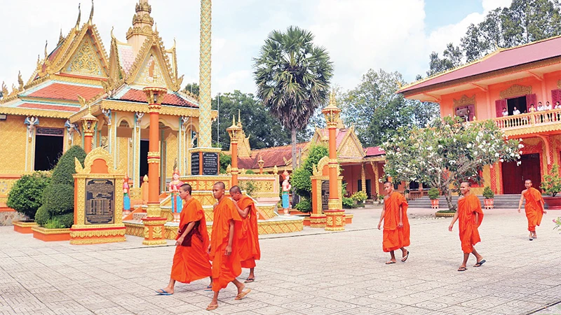 Chùa là nơi sinh hoạt tôn giáo, gắn kết cộng đồng của người Khmer tỉnh Trà Vinh. (Ảnh MINH KHỞI) 