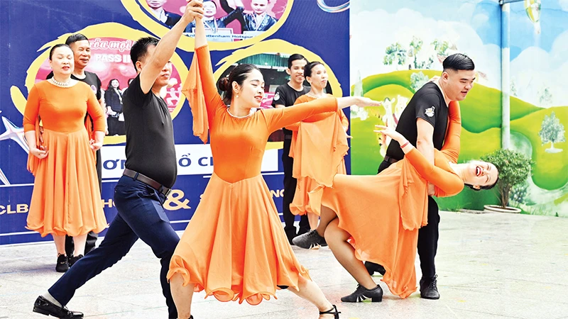 Các học viên Solar Dance Club biểu diễn tại chương trình từ thiện "Hội chợ handmade những đôi bàn tay giúp đỡ những đôi mắt năm 2024". (Ảnh DUY LINH) 