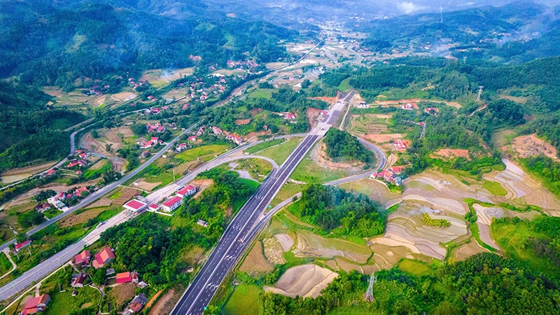 Dự án đường cao tốc Bắc Giang-Lạng Sơn bị "ngắt kết nối" đồng bộ lên thành phố Lạng Sơn và Cửa khẩu Hữu Nghị, đã làm gián đoạn chuỗi cung ứng, khiến lưu lượng phương tiện sụt giảm mạnh so với dự báo ban đầu. 