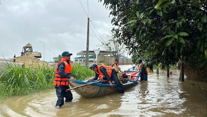 Lực lượng chức năng hỗ trợ người dân vùng bị ngập ở phường Phổ Minh, thị xã Ðức Phổ (Quảng Ngãi) trong đợt bão số 3. (Ảnh Cục Quản lý đê điều và phòng chống thiên tai) 