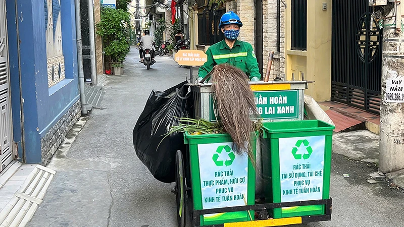 Công ty TNHH một thành viên Môi trường đô thị Hải Phòng chủ động nghiên cứu, thiết kế phương tiện thu gom rác phân loại. (Ảnh TRUNG KIÊN) 