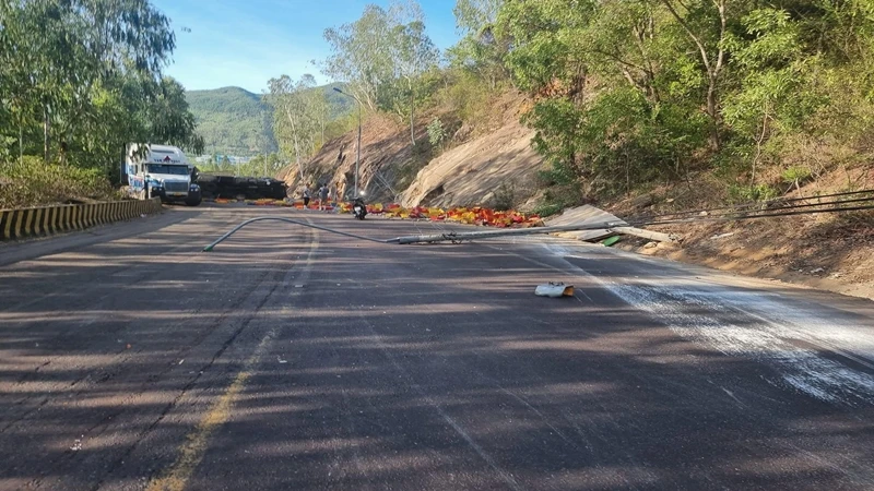 Xe tải mất lái tông vào vách núi khiến lái xe tử vong