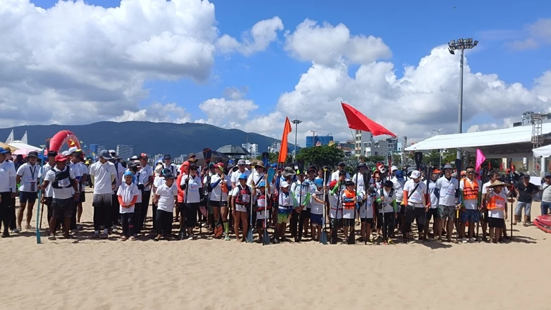 Giải đua thuyền buồm quốc tế và ván chèo đứng Quy Nhơn 2023 thu hút hơn 100 vận động viên tham gia.