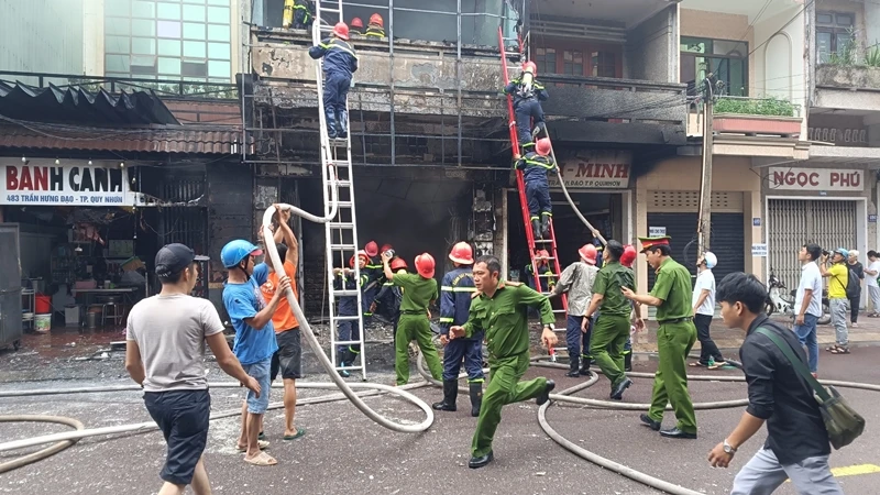 Lực lượng cứu hỏa nhanh chóng xử lý đám cháy.