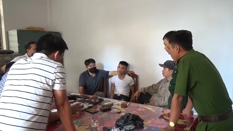 Bộ đội Biên phòng tỉnh Bình Định phối hợp với các lực lượng chức năng bắt giữ đối tượng mua bán, tàng trữ sử dụng trái phép chất ma túy.