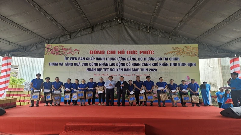 Bộ trưởng Tài chính Hồ Đức Phớc và lãnh đạo tỉnh Bình Định trao quà Tết cho người lao động có hoàn cảnh khó khăn tại Công ty TNHH Kỹ nghệ Kingston Việt Nam.