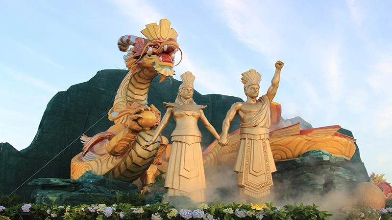 Linh vật rồng được trưng bày tại Quảng trường Nguyễn Tất Thành.